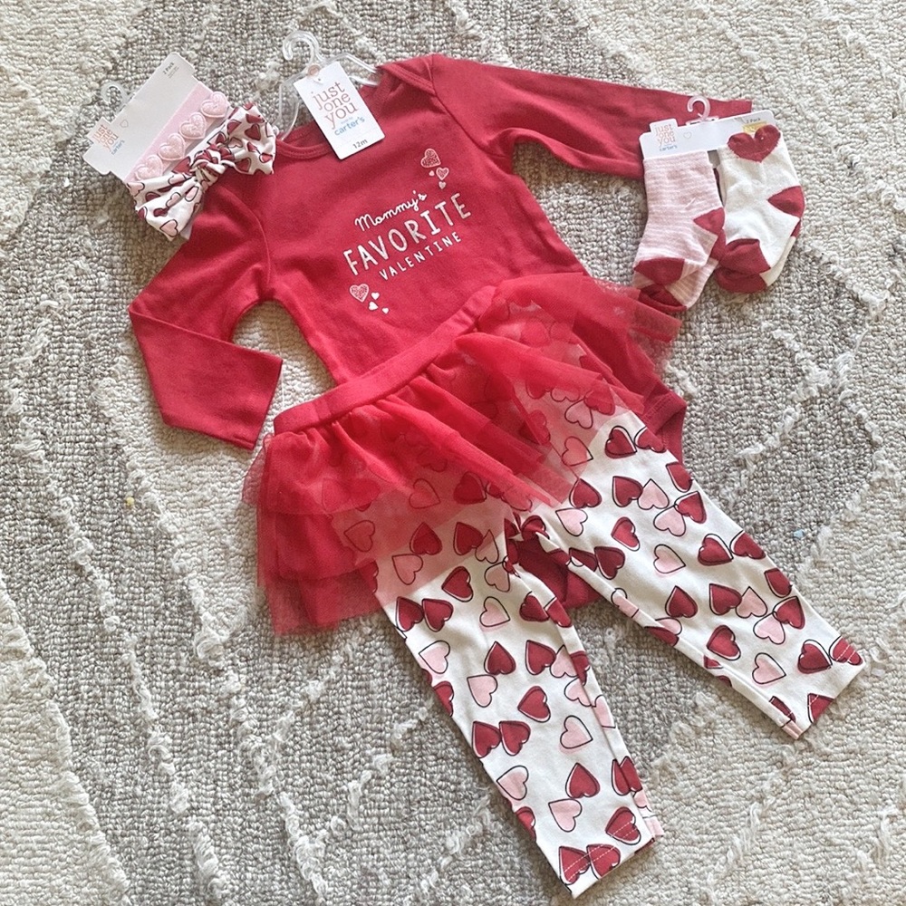 NWT❤️💕🤍Baby Girl Carters Bundle 6 piece Set❤️💕🤍 12 Months
